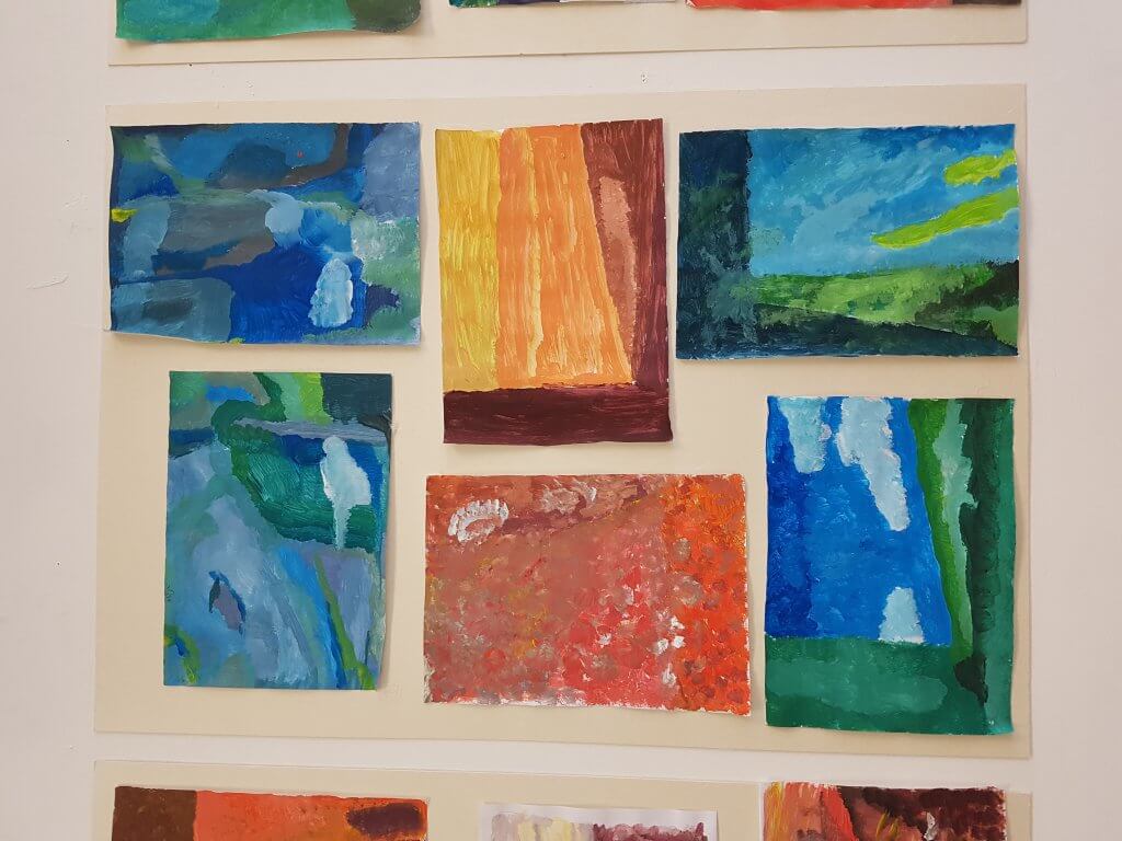 מספר תמונות תלויות על קיר מתוך סדנה - תרגילי צבע" ו"משרבוט לציור"