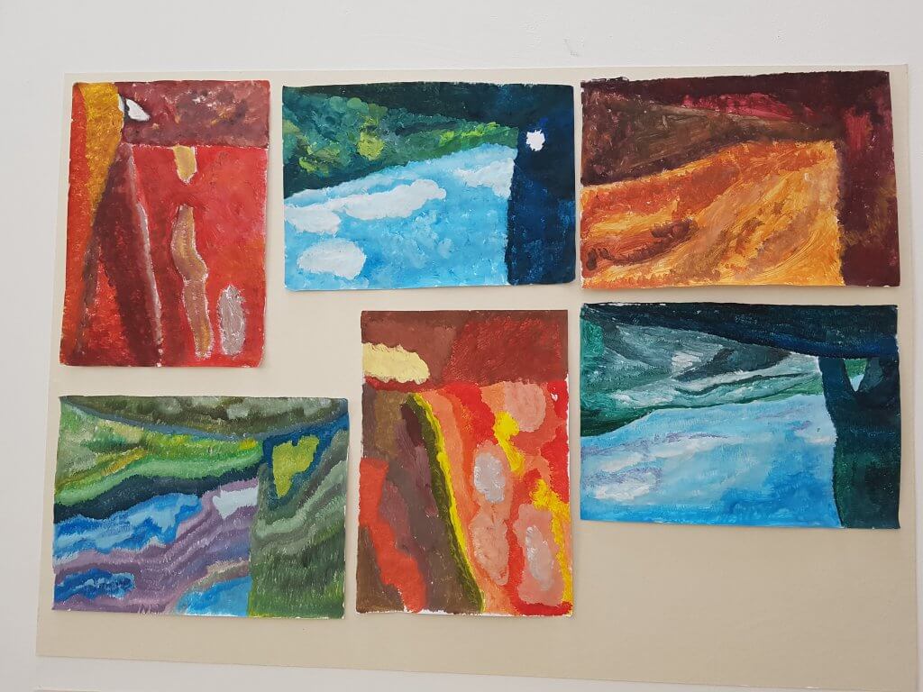 מספר תמונות תלויות על קיר מתוך סדנה - תרגילי צבע" ו"משרבוט לציור"