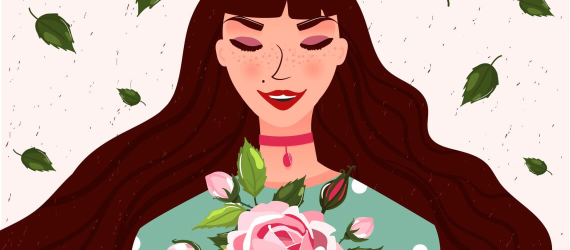 אישה מחייכת עם ורד ביד